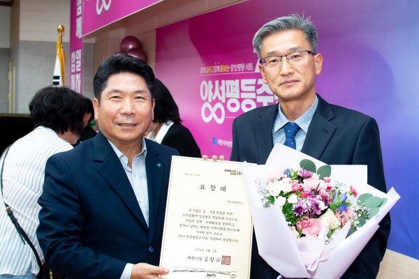 김남미 휴메딕스 전무(오른쪽)와 김창규 제천시 시장. 사진/휴메딕스