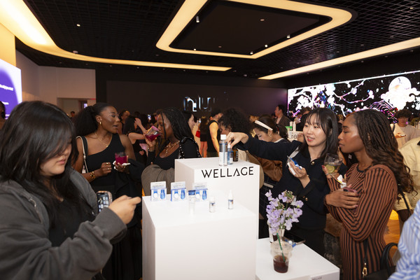 휴젤 웰라쥬가 ‘K-beauty Boost in NYC 2024’에 참가해 제품을 소개하고 있다. 사진/휴젤