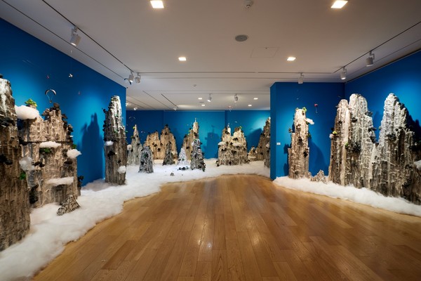 노동식, '산수유람(패키지여행)', 혼합재료, 가변크기, 2024. 사진/한독제석재단