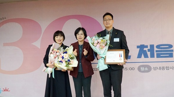 나원균 동성제약 대표이사(오른쪽)와 이수희 강동구청장. 사진/동성제약