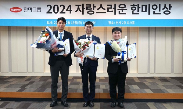 (앞줄 왼쪽부터)한미약품 ▲전인재 지역장 ▲박영우 그룹장 ▲성준호 프로. 사진/한미그룹