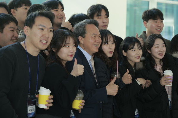 진옥동 신한금융 회장(사진 가운데)이 그룹 신입직원들과 기념촬영을 하고 있다. 사진/신한금융