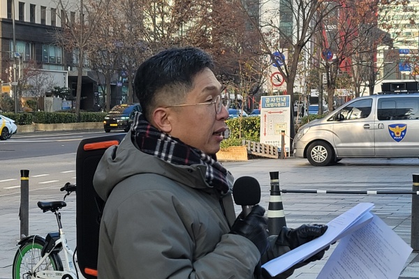 최영갑 오스코텍 주주연대 대표가 20일 주주연대 집회에 참석해 사측에 제노스코 상장 철회를 촉구하고 있다. 사진/프레스나인