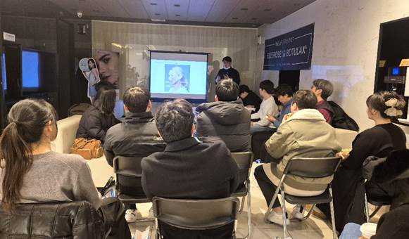 라마르의원 울산점 최우식 원장이 휴젤 ‘H.E.L.F. Training’에서 흡수성 봉합사와 보툴리눔 톡신 병행 시술 이론 강의를 진행하고 있다. 사진/휴젧