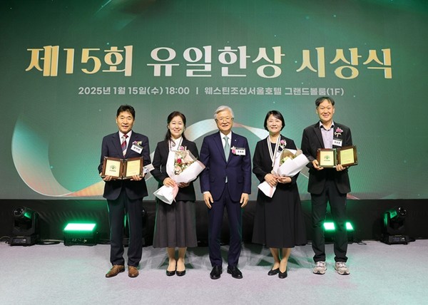 (왼쪽부터)김석태·엄계숙 부부, 조욱제 유한양행 사장, 윤정희·김상훈 부부. 사진/유한양행