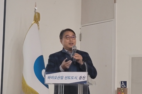 김정근 오스코텍 대표가 16일 강원도 춘천시청에서 열린 강연에 참석해 말하고 있다. 사진/프레스나인