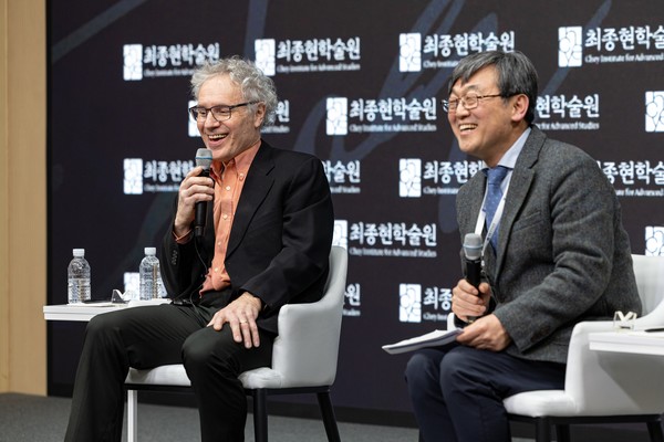 2024년 노벨 생리의학상 수상자인 빅터 앰브로스 매사추세츠대 교수(사진 왼쪽)가 7일 최종현학술원(서울 강남구 한국고등교육재단빌딩)의 초청 강연에서 이준호 서울대 교수(오른쪽)와 대담하고 있다. 사진/SK