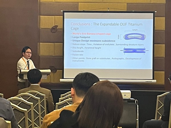 태국 치앙마이 대학병원 수티파스 교수가 높이확장형 케이지 엑셀픽스-XTP 제품에 대해 소개하고 있다. 사진/엘앤케이바이오메드