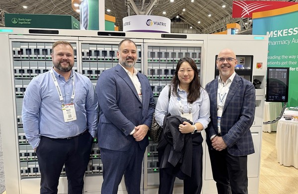 미국 뉴올리언스서 열린 ASHP 2024 전시회에서 한미약품과 McKesson Automation 관계자들이 기념 촬영을 하고 있다. (왼쪽부터)맥케슨 오토메이션 영업 및 사업개발 부사장 케빈 클루티에(Kevin Cloutier), 맥케슨 캐나다 기술 솔루션 부사장 이브 블랑셰트(Yves Blanchette), 한미약품 해외영업팀 이지현 그룹장, 맥케슨 캐나다 오토메이션 부사장 겸 총괄 매니저 스티브 데니슨(Steve Dennison). 사진/한미약품