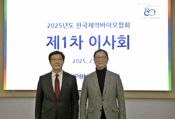 한국제약바이오협회 노연홍 회장(왼쪽)과 윤웅섭 이사장. 사진/한국제약바이오협회