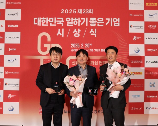 HLB제약이 2년 연속으로 ‘대한민국 일하기 좋은 100대 기업’에 선정된 가운데 개인부문 수상자인 박재형 대표(사진 가운데)와 김만규 부사장(사진 오른쪽), 이용우 이사가 기념 촬영을 하고 있다. 사진/HLB제약