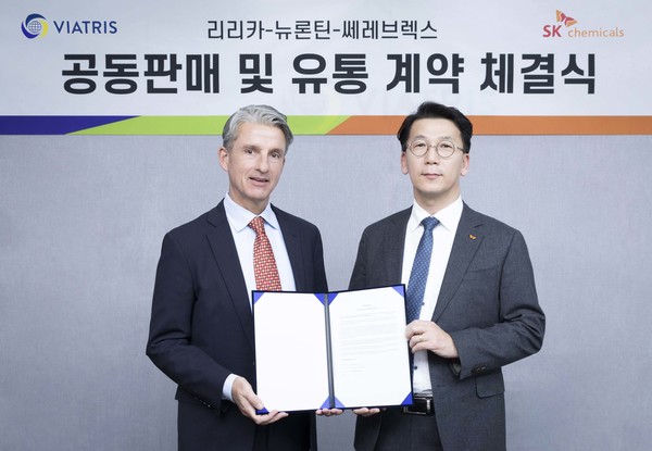 SK케미칼 박현선 Pharma 사업대표, 비아트리스 코리아 빌 슈스터 대표이사가 계약을 체결한 후 기념사진을 촬영했다. 사진/SK케미칼