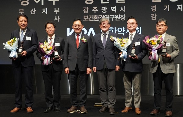 (왼쪽부터)김동근 약사, 정현철 약사, 최광훈 前대한약사회장, 백진기 한독 대표이사, 전승호 약사, 손병로 약사. 사진/한독