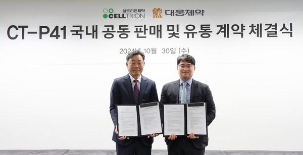 대웅제약(대표 이창재∙박성수)은 셀트리온제약(대표 유영호)의 골다공증 치료제 ‘스토보클로(성분명: 데노수맙)’를 국내 시장에 공식 출시했다고 19일 밝혔다. 이번 출시를 통해 대웅제약과 셀트리온제약은 골다공증 치료제 시장에서 새로운 전기를 마련할 것으로 기대된다.스토보클로는 글로벌 블록버스터 의약품인 ‘프롤리아’의 국내 1호 바이오시밀러로, 뼈를 파괴하는 파골세포(osteoclast)의 활성을 억제해 골흡수를 막고 골밀도를 증가시킨다. 이를 통해 폐경 후 여성의 골 손실을 방지하고 골절 위험을 낮추며, 암 환자에서는 뼈 전이를 억제하고 골 구조를 보호해 합병증을 줄이는 역할을 한다.스토보클로는 1회 주사로 6개월 간 효과가 유지되기 때문에, 1주에서 길게는 3개월 주기로 투여해야 하는 타 치료제 대비 복약 순응도가 높다. 이에 따라 환자의 치료 부담과 병원 방문 횟수를 줄일 수 있으며, 의료진의 투약 관리 부담까지 경감하는 효과를 기대할 수 있다. 글로벌 임상 3상 연구 결과, 오리지널 의약품과의 동등성이 입증되었다.또한 스토보클로는 기존 제품 대비 한층 개선된 주사기 설계를 적용해 의료진의 편의성과 안전성을 강화했다. 특히 주사 후 자동으로 주사침이 몸통 안으로 숨겨지는 구조로 설계되어 한 손으로도 간편하게 주사 후 처리가 가능하고 바늘로 인한 부상 위험을 최소화했다. 또한, 주사침을 감싸고 있는 캡에 라텍스 성분이 함유되지 않아 민감한 환자들도 안심하고 사용할 수 있다.스토보클로는 종전 대비 인하된 가격 정책을 통해 환자들의 경제적 부담을 경감하는 동시에, 치료 접근성을 높이는 데 기여할 것으로 기대된다. 기존 오리지널 의약품보다 28% 낮은 가격으로 설계되어, 환자들이 보다 부담 없이 치료를 지속할 수 있도록 했다.셀트리온은 2024년 11월 동일 성분 바이오시밀러 중 퍼스트무버(First Mover)로 스토보클로의 국내 식품의약품안전처(MFDS) 품목 허가를 획득한 데 이어 2025년 2월 유럽연합집행위원회(EC), 미국 식품의약국(FDA)으로부터 품목 허가를 획득하며 글로벌 시장 진출의 초석을 마련했다.앞서 체결한 계약에 따라 대웅제약은 셀트리온제약과 함께 스토보클로의 전국 종합병원 및 병·의원 공동 판매에 나선다. 양 사는 각자의 강점을 결합하여 스토보클로를 시장 내에 빠르게 확산할 계획이다. 셀트리온제약은 바이오시밀러 개발 및 글로벌 임상 역량을 바탕으로 제품의 품질과 효과를 확보했으며, 대웅제약은 강력한 영업·마케팅 네트워크를 활용해 국내 시장에서 제품의 입지를 적극 확대해 나갈 예정이다.스토보클로의 국내 출시를 시작으로 대웅제약과 셀트리온제약은 바이오의약품 시장 점유율을 본격 확대해 나갈 계획이다. 이를 위해 의료진과 환자를 대상으로 한 교육 프로그램을 강화하고, 안정적인 생산 및 공급망 구축을 통해 원활한 제품 공급이 이뤄질 수 있도록 할 예정이다. 셀트리온제약은 미국 및 유럽 시장 진출을 가속화하여 글로벌 바이오시밀러 시장에서의 경쟁력도 더욱 강화하겠다는 방침이다.유영호 셀트리온제약 대표는 “스토보클로는 오리지널 의약품과 동등한 효과와 안전성을 제공하면서도 환자들의 치료 부담을 줄일 수 있는 중요한 대안이 될 것”이라며, “동일 성분 바이오시밀러 중 처음 선보이는 퍼스트무버로서의 시장 선점 효과와 제품 경쟁력을 토대로 시장에 빠르게 안착할 수 있도록 최선을 다하겠다”고 말했다.이창재 대웅제약 대표는 “대웅제약은 차별화된 ‘검증 4단계’ 마케팅 전략을 통해 시장 경쟁력을 극대화하고, 제품의 신뢰성을 객관적으로 입증해 바이오의약품 시장에서도 입지를 강화해 나갈 것”이라며, “스토보클로의 국내 발매를 통해 더 많은 환자들이 치료 혜택을 받을 수 있도록 하며 장기적인 골다공증 치료 옵션이 될 수 있도록 노력하겠다”고 밝혔다.이창재 대웅제약 대표(오른쪽)와 유영호 셀트리온제약 대표가 2024년 10월 30일 서울 송파구 셀트리온제약 서울사무소에서 골다공증 치료제 CT-P41(스토보클로 개발명) 공동판매 협약을 체결한 뒤 기념 촬영을 하고 있다. 사진/대웅제약