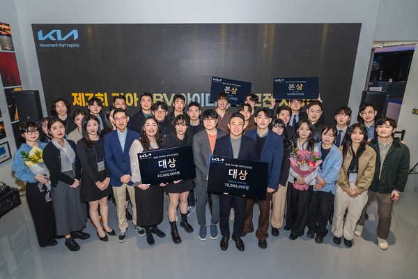 (첫 줄 왼쪽부터 네 번째) 기아 신사업기획실장 강주엽 상무, (첫 줄 왼쪽부터 일곱 번째) 고려대 김진규 교수 등 관계자들과 제3회 PBV 아이디어 공모전 시상자들이 기념 촬영을 하는 모습. 사진/기아