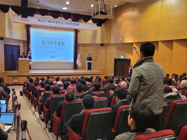 진양곤 HLB그룹 회장이 HLB 정기 주주총회 후 진행된 주주간담회에서 주주 질문에 답을 하고 있다. 사진/HLB
