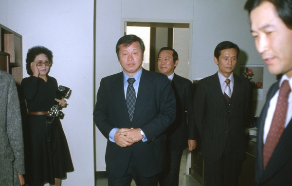 1980년 12월 최종현 SK 선대회장이 유공(現 SK이노베이션) 인수 후 첫 출근하여, 사무실에서 직원들과 인사를 나누고 있다. 사진/SK