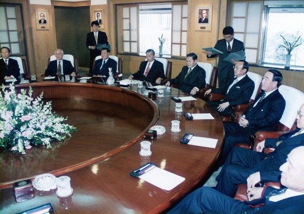 1998년 1월 전경련 회장단 회의에서 최종현 SK 선대회장(좌석 왼쪽 4번째)이 발표를 경청하고 있다. 그는 그해 8월 별세했다. 사진/SK