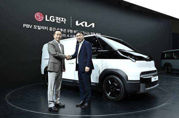 3일 2025 서울모빌리티쇼 기아관에서 진행된 '기아 PBV 기반 LG전자 모빌리티 공간 솔루션 구현 비즈니스 업무 협약' 체결식에서 기아 국내사업본부 정원정 부사장(왼쪽)과 LG전자 HS사업본부장 류재철 사장이 기념 촬영을 하고 있다. 사진/기아