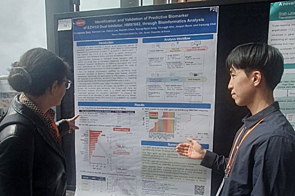 한미약품 R&D센터 백승헌 연구원(오른쪽)이 4일(현지시각) 열린 ‘2025 Bio-IT World Conference & Expo’에서 차세대 항암 신약 ‘EZH1/2 이중 저해제(HM97662)’의 주요 연구 내용이 담긴 포스터를 토대로 참석자에게 설명하고 있다. 사진/한미약품