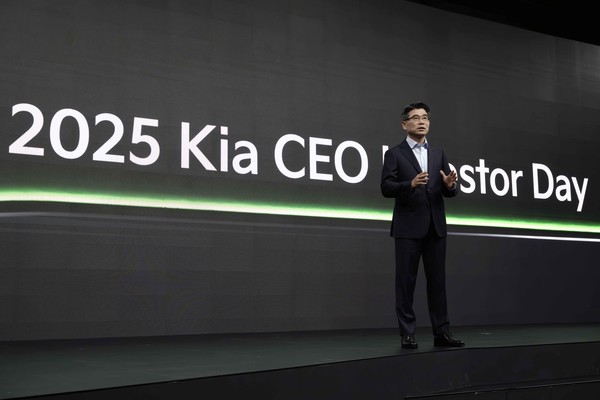 기아 송호성 사장이 ‘2025 CEO 인베스터 데이(CEO Investor Day)’에서 기아의 중장기 사업 전략과 재무 목표 등에 대해 설명하고 있다. 사진/기아