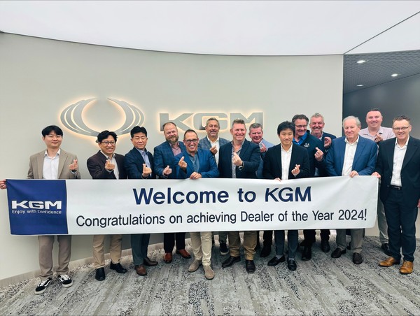 KGM은 호주 시장 우수 딜러들을 평택 본사로 초청해 신모델 시승과 함께 회사 현황과 미래 발전 전략을 공유하고 우수한 성과를 올린 대리점 관계자들을 격려했다.(사진 왼쪽에서 3번째 KGM 황기영 대표이사). 사진/KG모빌리티