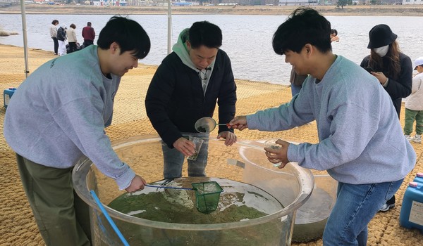 파마리서치 임직원들이 아기연어보내기 행사에 참여하고 있다. 사진/파마리서치