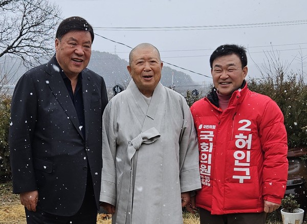 (왼쪽부터)셀트리온 서정진 회장, 청평사 주지 도후스님, 허인구 전 G1방송 사장이 만나 기념사진을 찍고 있다. 사진/허인구 블로그
