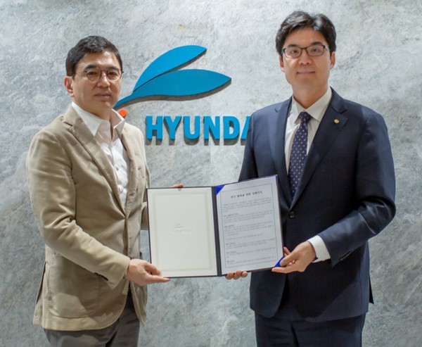이상준 현대약품 대표이사(오른쪽)와 이형승 티에스바이오 대표이사가 공동 연구협력 협약을 체결한 뒤 기념사진을 찍고 있다. 사진/현대약품