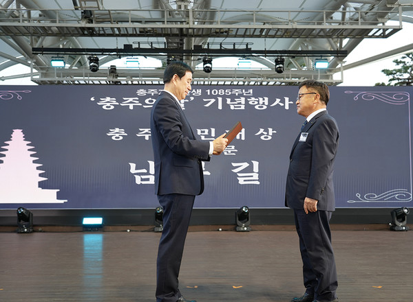 조길형 충주시장(왼쪽)과 남봉길 한국팜비오 회장. 사진/한국팜비오