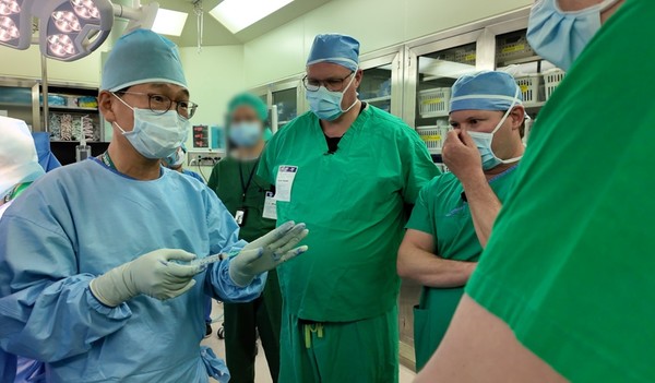 이대목동병원 유재두 교수가 카티스템 수술 후 방한한 미국 정형외과 전문의에게 술기법을 설명하고 있다. 사진/메디포스트