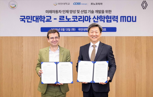 르노코리아가 5월 13일 서울 성북구 국민대학교 본부관에서 국민대학교와의 산학협력 강화를 위한 업무협약(MOU)을 체결했다. 르노코리아 스테판 드블레즈 사장과 국민대학교 정승렬 총장. 사진/르노코리아