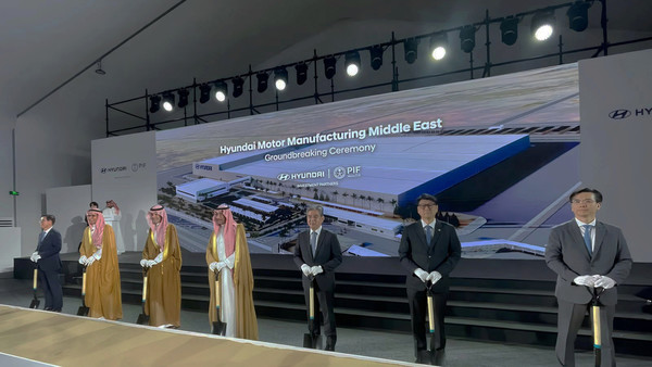 (왼쪽부터) 박원균 HMMME 법인장 상무, 아흐메드 알리 알수베이(Ahmed Ali Al-Subaey) HMMME 이사회 의장, 야지드 알후미에드(Yazeed A. Al-Humied) 사우디아라비아 국부펀드 부총재, 반다르 이브라힘 알코라예프(Bandar Ibrahim Al-Khorayef) 산업광물자원부 장관, 장재훈 현대차그룹 부회장, 문병준 주사우디아라비아 대한민국 대사 대리, 이한우 현대건설 대표이사 부사장이 현대차 사우디 생산법인(HMMME) 착공식에서 기념사진을 촬영하고 있다. 사진/현대자동차