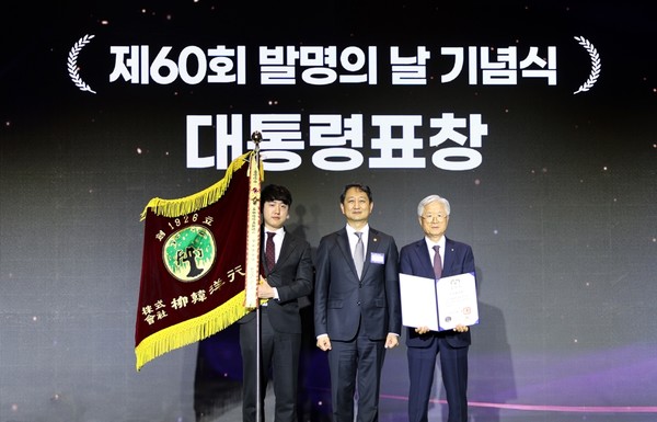 (왼쪽부터)유한양행 강영도 과장, 안덕근 산업통상자원부 장관, 유한양행 조욱제 대표이사. 사진/유한양행