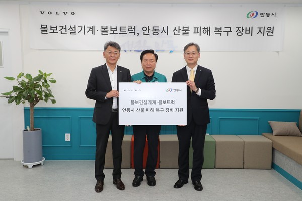 (왼쪽부터)박강석 볼보트럭코리아 대표이사, 권기창 안동시장, 이명관 볼보그룹코리아 국내영업서비스부문 부사장. 사진/볼보그룹코리아
