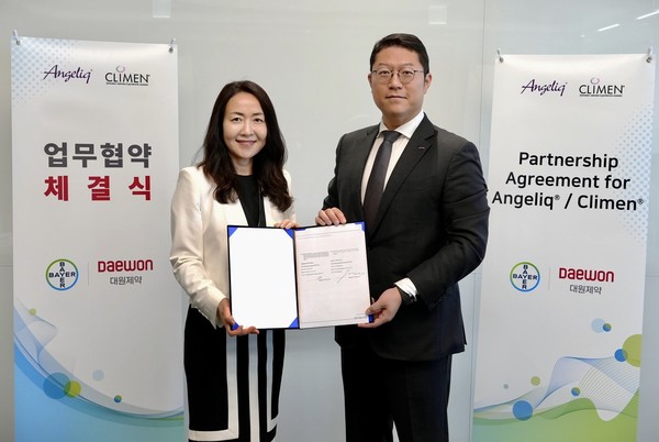 바이엘 코리아 이진아 대표(왼쪽)와 대원제약 백인환 사장이 계약 체결식 후 기념사진을 찍고 있다. 사진/대원제약