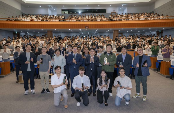 현대차·기아 ‘2025 발명의 날’ 행사에서 김완기 특허청장(둘째 줄 가운데 왼쪽)과 현대차·기아 R&D본부 양희원 사장(둘째 줄 가운데 오른쪽)이 참석자들과 함께 기념 사진을 촬영하고 있다. 사진/현대자동차그룹