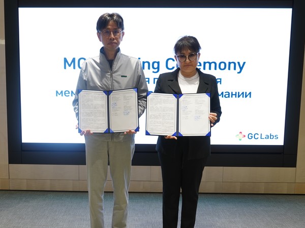 이상곤 GC녹십자의료재단 대표원장(왼쪽) 및 샴수디노바 마블류다 원장(오른쪽)이 MOU체결 후 기념촬영을 하고 있다. 사진/GC녹십자의료재단