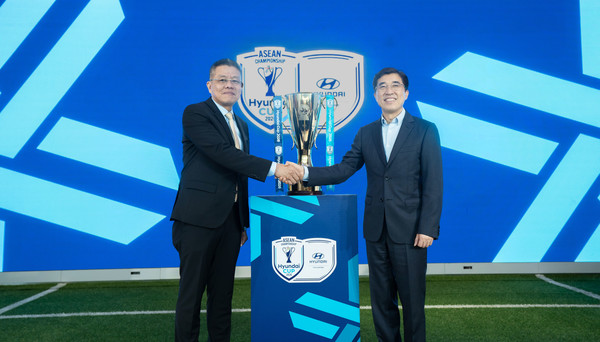 현대컵의 공식 출범을 알리며 악수하는 키에프 사메스(Khiev Sameth) 동남아시아축구연맹 회장(왼쪽)과 김성남 현대자동차 아태권역본부장. 사진/현대자동차