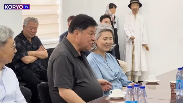 서정진 셀트리온 회장과 부인 박경옥 셀트리온복지재단 이사장이 우즈베키스탄을 방문해 빅토르 박 올리마즐리스 의원 등과 대화하고 있다. 사진/KoryoTV