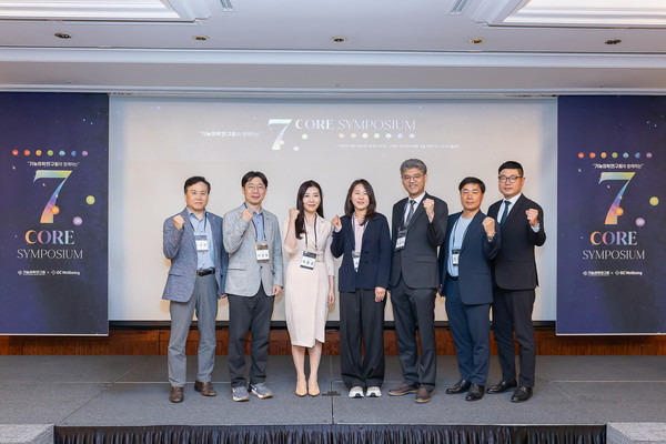 (왼쪽부터) GC녹십자웰빙 연구개발본부 김재원 본부장, GC녹십자아이메드 이상훈 과장, 차움 이윤경 교수, 차움 서은경 교수, 더맑은클리닉 박춘묵 원장, GC녹십자웰빙 경영기획실 오상수 실장, GC녹십자웰빙 IP본부 한정엽 본부장. 사진/GC녹십자웰빙