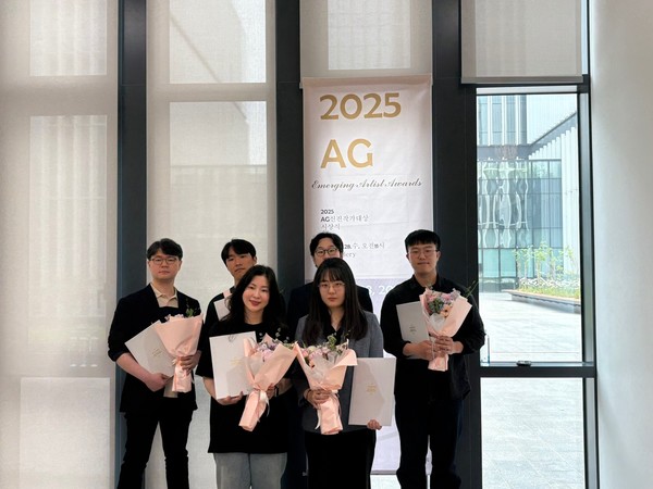 (뒷줄 왼쪽부터 시계방향으로)김형욱, 김기태, 장현호, 한동국, 황정현, 유아영 작가. 사진/안국약품