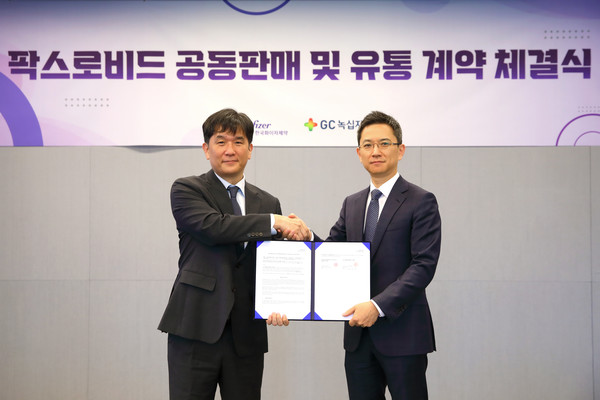 한국화이자제약 오동욱 사장(왼쪽)과 GC녹십자 허은철 대표. 사진/GC녹십자