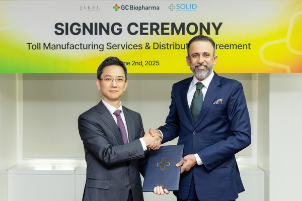 GC녹십자 허은철 대표(왼쪽)와 SISB Datuk Mohamed Nizam Bin Mohamed Jakel CEO. 사진/GC녹십자