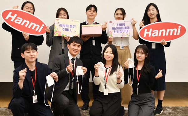 한미사이언스와 한미약품 직원들이 소아암 환아를 위해 직접 제작한 히크만 주머니를 들고 기념촬영을 하고 있다. 사진/한미그룹