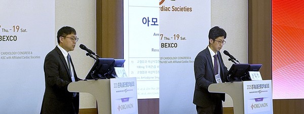춘계심혈관통합학술대회 Scientific 세션에서 성균관의대 최기홍 교수(왼쪽)와 서울의대 황도연 교수가 발표를 진행하고 있다. 사진/한미약품
