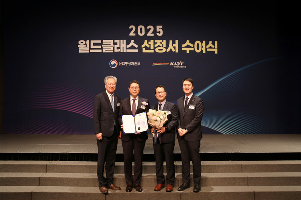 (왼쪽부터)대원제약 중앙연구소장 이경준 전무, 백인환 사장, R&D부문장 김주일 부사장, 박상욱 연구기획팀장. 사진/대원제약