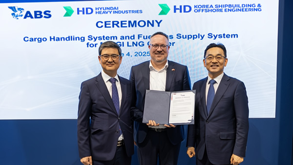 Nor-Shipping 2025 시상식에서 류홍렬 HD현대중공업 기술본부장, 패트릭 라이언 부사장, 장광필 부사장. 사진/ABS