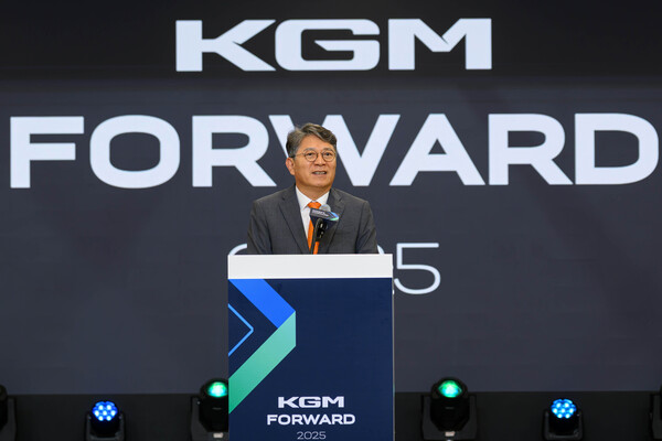'KGM FORWARD'에서 곽재선 회장이 인사말을 하고 있다. 사진/KG모빌리티