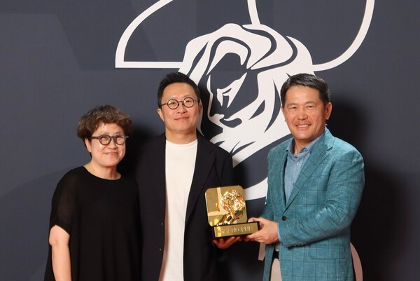 국제 광고제 '칸 라이언즈(Cannes Lions) 2025'에서 단편 영화 '밤낚시'가 엔터테인먼트(Entertainment) 부문 그랑프리(Grand prix)를 수상했다. (왼쪽부터)이노션 최고 크리에이티브 책임자(CCO) 김정아 부사장, 현대자동차 브랜드마케팅본부장 지성원 전무, 이노션 이용우 대표이사가 기념 촬영을 하고 있는 모습. 사진/현대자동차